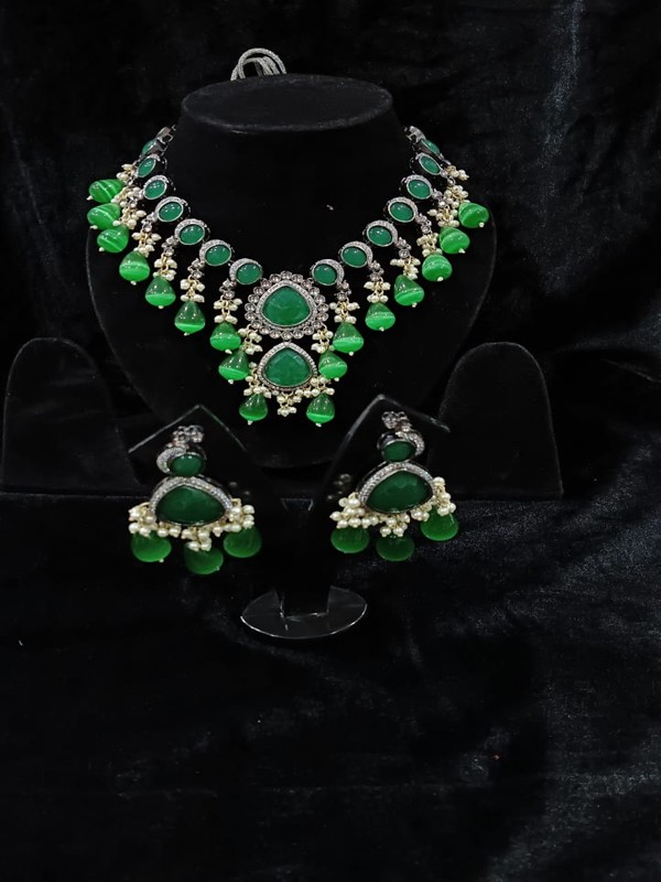 Necklace and ear rings